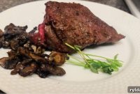 Tender Pan-Seared Filet Mignon with Savory Mushrooms